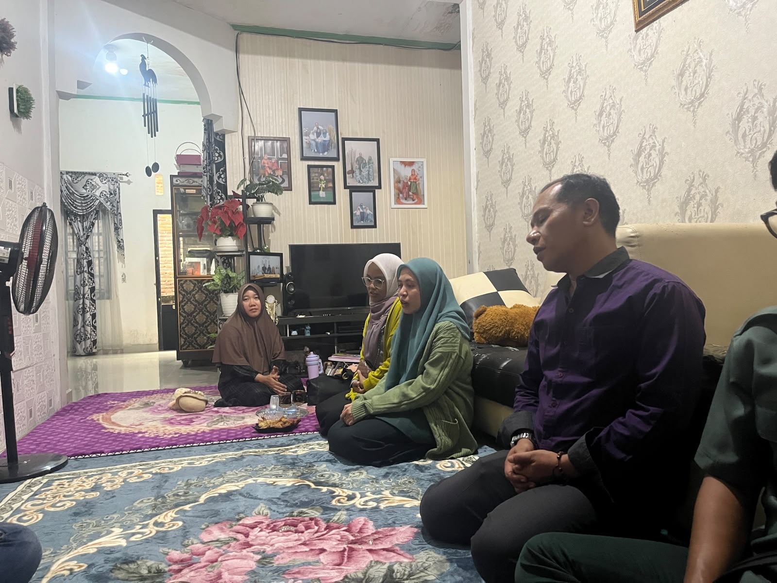 Ketua Mahkamah Syar’iyah Suka Makmue Bersama Pengurus Dana Sosial Jenguk Anak Jurusita yang Sedang Sakit Ketua Mahkamah Syar’iyah Suka Makmue Bersama Pengurus Dana Sosial Jenguk Anak Jurusita yang Sedang Sakit