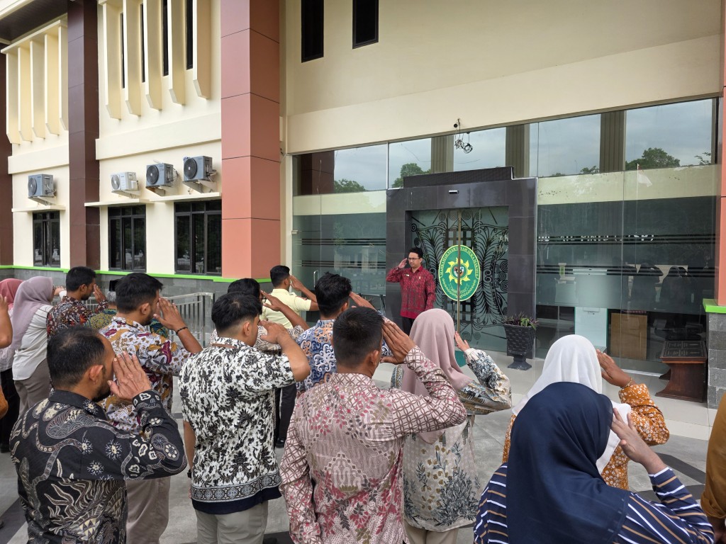 Hakim Achmad Sofyan Apresiasi Kinerja Pegawai pada Apel Sore Hakim Achmad Sofyan Apresiasi Kinerja Pegawai pada Apel Sore